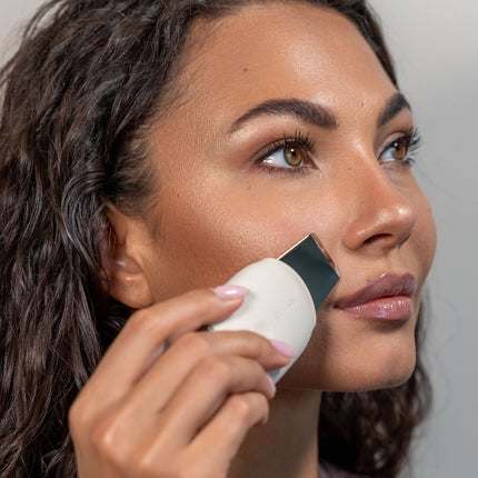 Blyss Iris – Ultrasonic Facial Scrubber & Skin Spatula